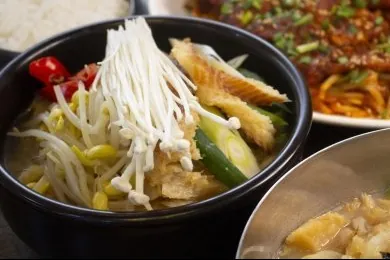 황태해장국 한 그릇 — 팽이버섯·콩나물·황태