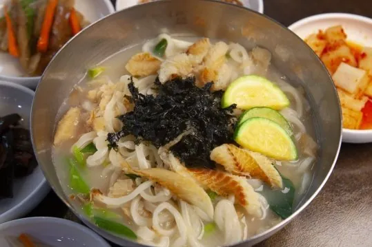 김가루와 애호박을 올린 황태생칼국수